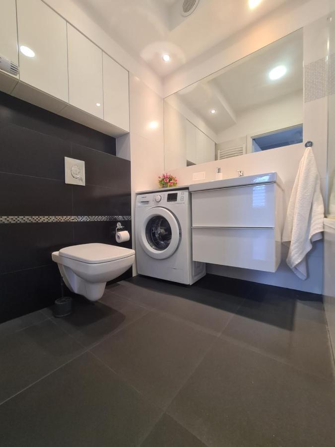 Apartament Rodzinny Z Ogrodkiem กดัญสก์ ภายนอก รูปภาพ